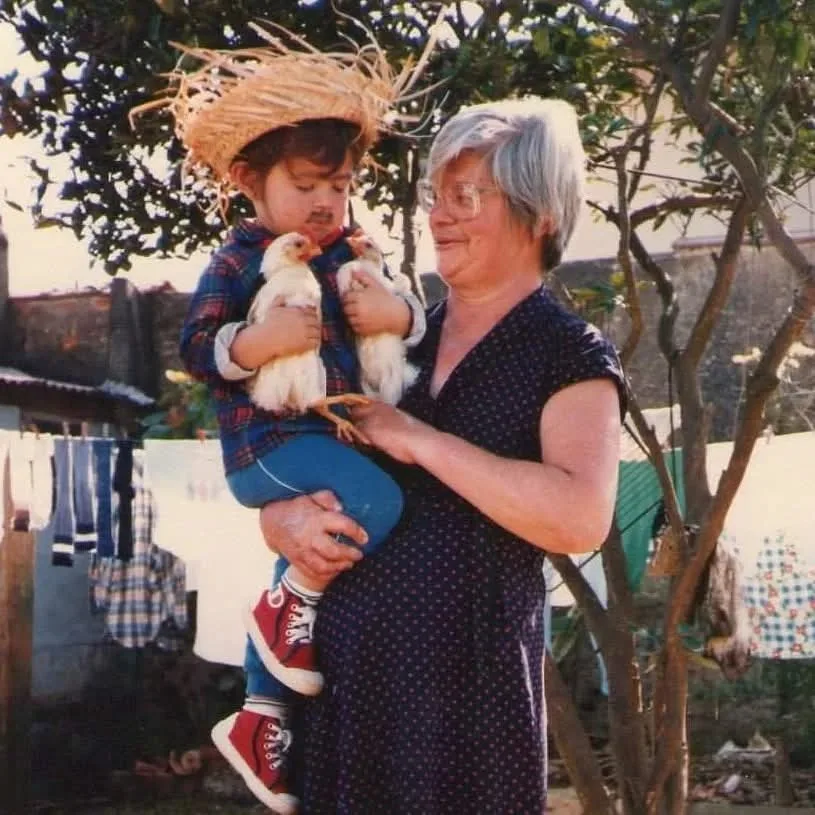 avó Bonamigo com o neto no quintal
