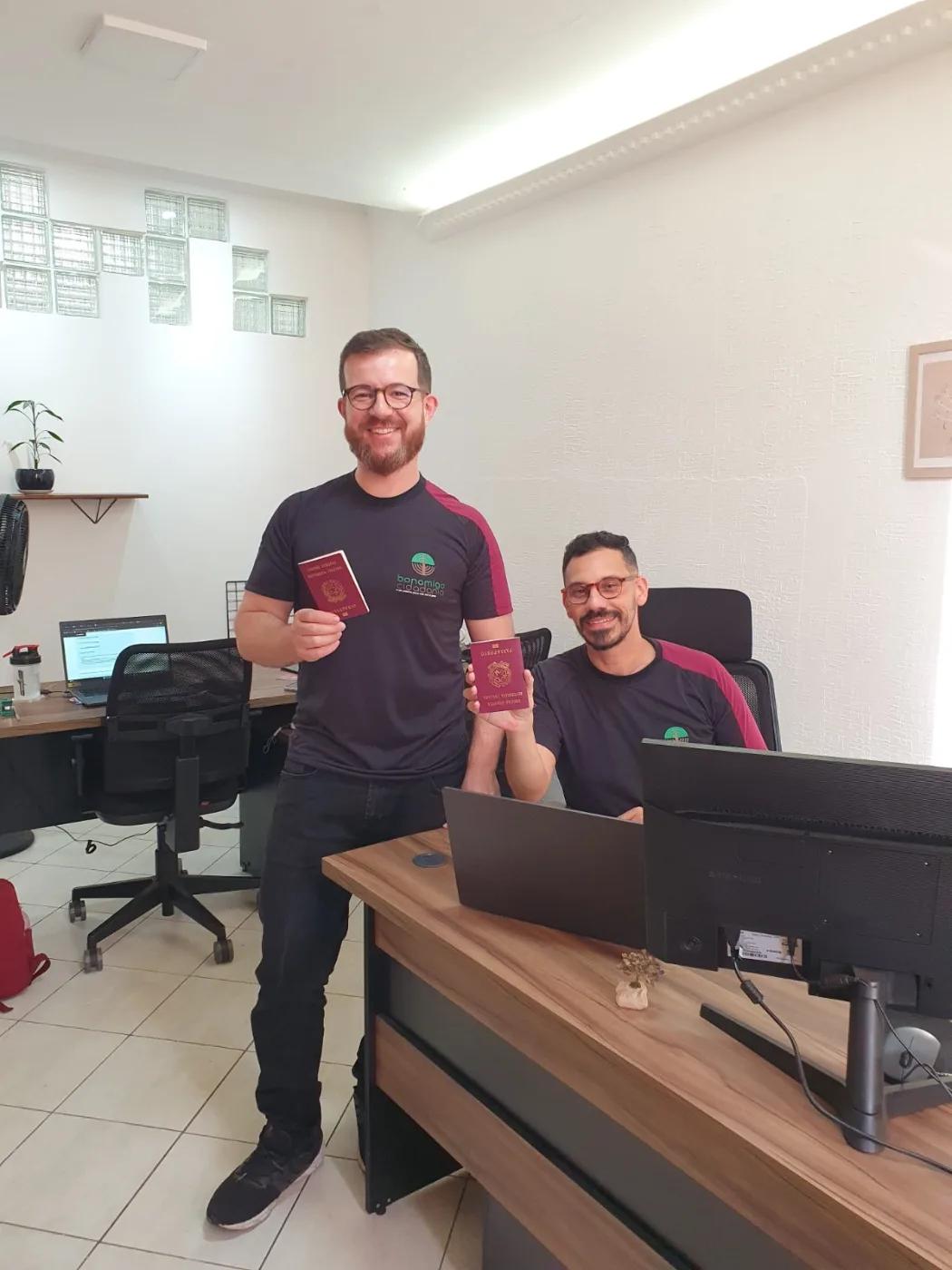 equipe no escritório com passaportes